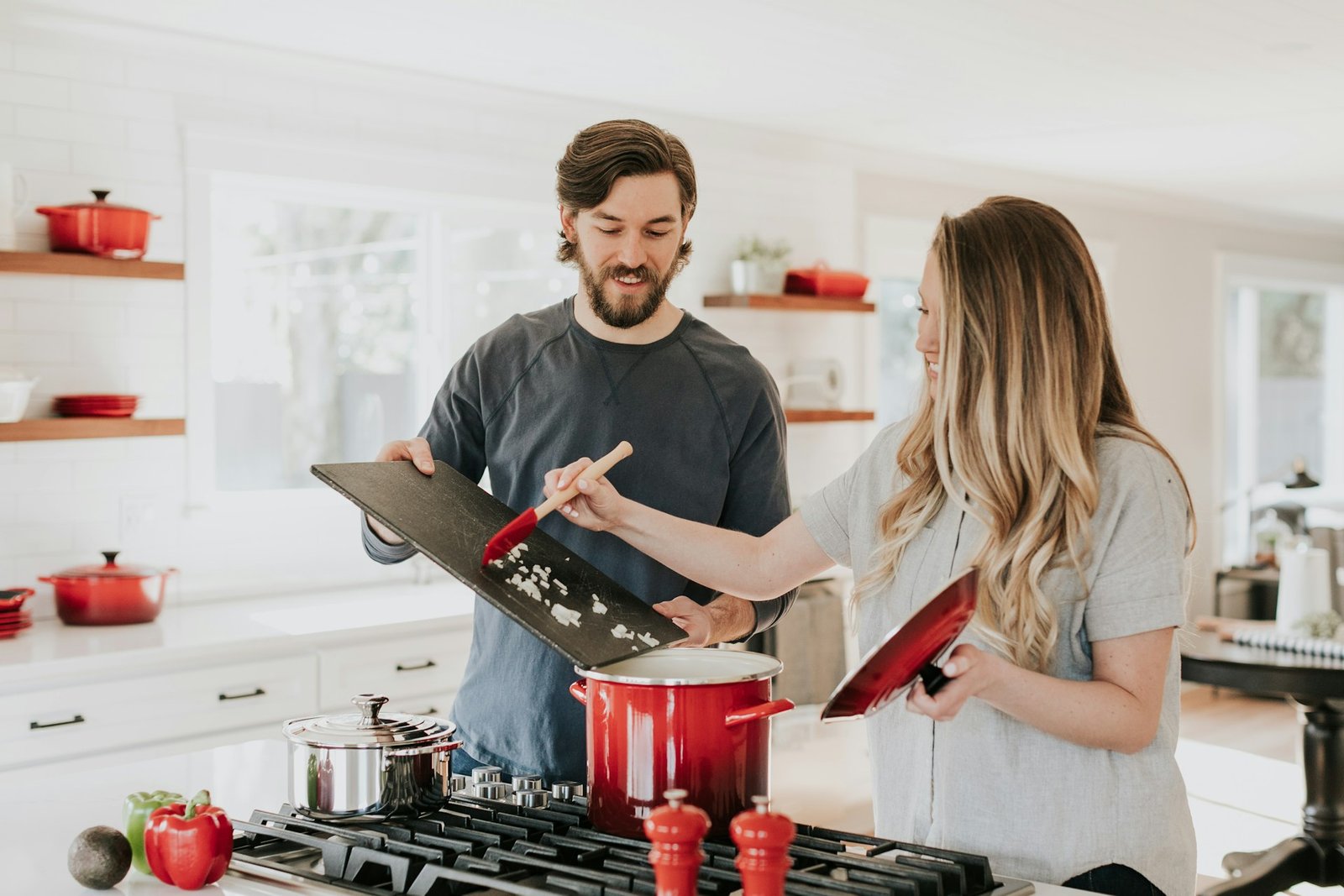 Dos personas cocinando con ollas de hierro fundido